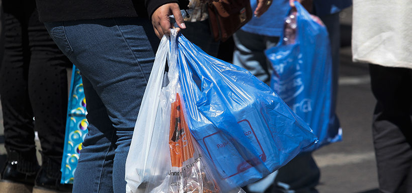 ¿Lo recuerdas? Hace 6 años Chile fue pionero en Latam en prohibir las bolsas plásticas en el comercio